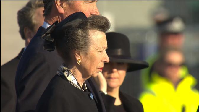 <p>Putri Anne (Princess Royal) ikut naik ke pesawat yang mengantar Ratu Elizabeth II pulang ke Istana Buckingham, London. Dok: YouTube/The Royal Family Channel</p>