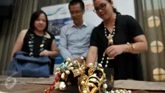 Direktur Hongkong Trade Development Council (HKTDC), Leung Hwan Ko (tengah), bersama para buyer dan distributor Leny Kurniati (kiri), Imelda Panjaitan memperlihatkan Produk yang akan dipamekran di Hong Kong, Jakarta, (25/2). (Liputan6.com/Johan Tallo)