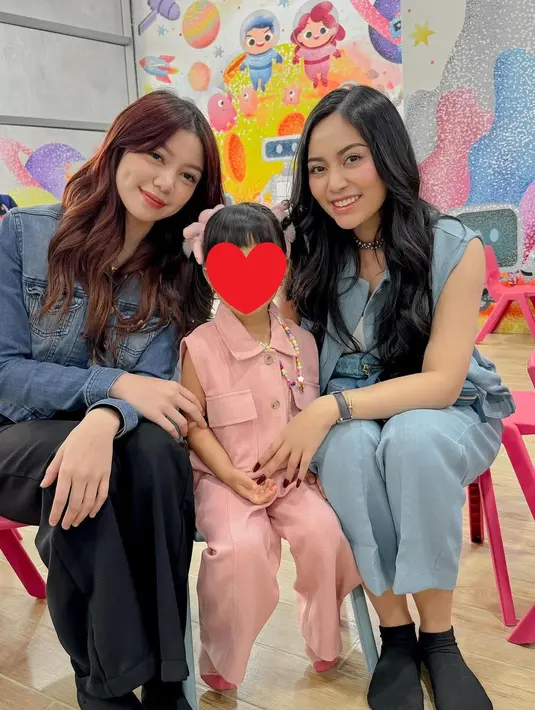 Rachel Vennya dengan anaknya dan Regina Phoenix pacar baru mantan suaminya, Niko Al Hakim alias Okin. (Instagram @rachelvennya)