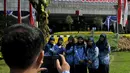 Sejumlah siswa ber-selfi seusai mengikuti upacara memperingati Hari Pendidikan Nasional di Jakarta, Sabtu (2/5/2015). Peringatan tersebut mengangkat tema 'Gerakan Pencerdasan dan Penumbuhan Generasi Berkarakter Pancasila'. (Liputan6.com/Johan Tallo)