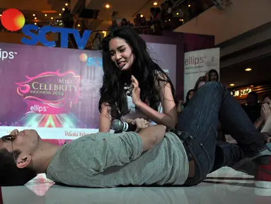 Kevin Julio beradu akting dengan kontestan Miss Celebrity Jakarta 2014, (21/9/14). (Liputan6.com/Miftahul Hayat)