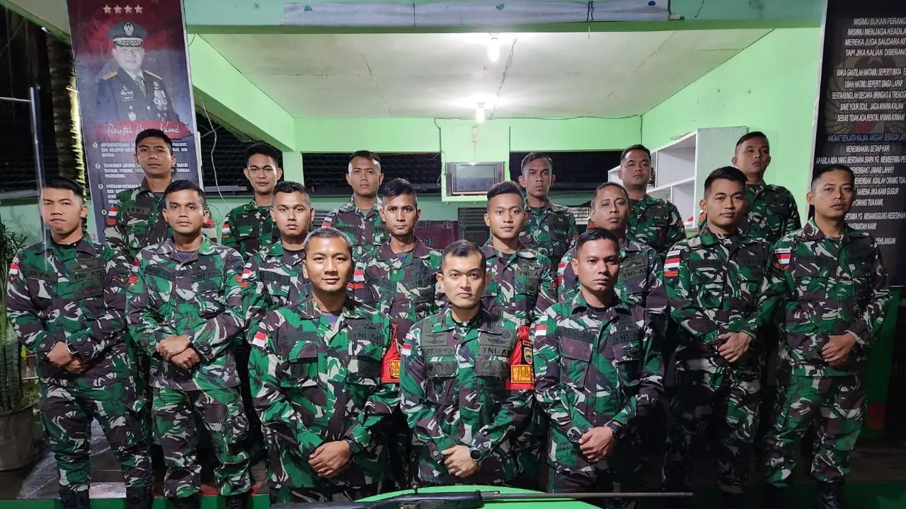 Tim Khusus Satgas Pamtas RI-PNG Yonif 132/BS menerima empat pucuk senjata api (senpi) jenis Mouser beserta tiga butir amunisi kaliber 7,62 mm yang diberikan oleh sejumlah simpatisan kelompok TPN-OPM.