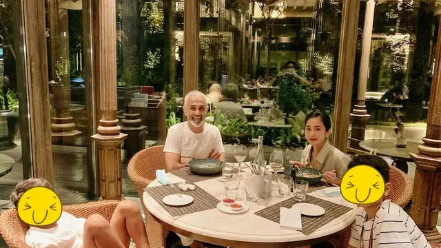8 Potret Liburan Bunga Zainal dengan Keluarga di Bali, Tetap Stylish