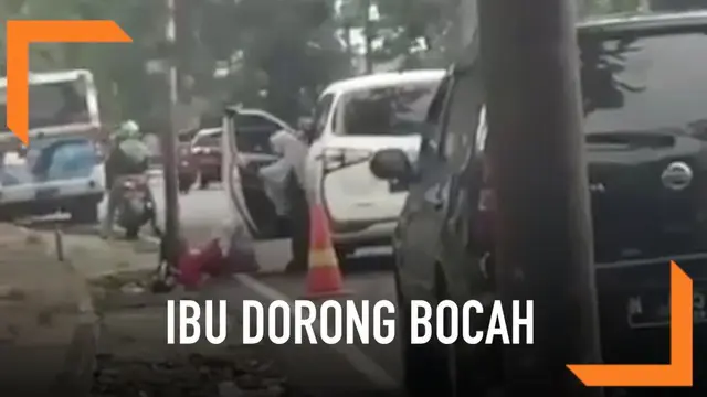 VIDEO: Viral, Ibu-Ibu Dorong Bocah dari Mobil