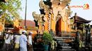  Perlengkapan sembahyang yang ada di pura dibawa untuk dipakai Upacara Melasti di Pantai Salira, Serang, Banten (Liputan6.com/Andrian M Tunay)