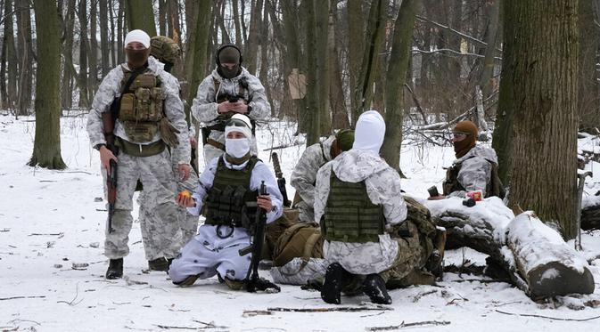 Anggota Pasukan Pertahanan Teritorial Ukraina, unit militer sukarelawan Angkatan Bersenjata, berlatih di taman kota di Kyiv, Ukraina, 22 Januari 2022. Puluhan warga sipil bergabung dengan tentara cadangan Ukraina dalam beberapa pekan terakhir di tengah ancaman invasi Rusia. (AP Photo/Efrem Lukatsky)