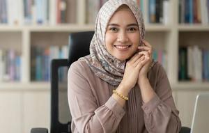 Model Gelang Emas Feminin untuk Pekerja Kantoran Berhijab (Foto: AI)