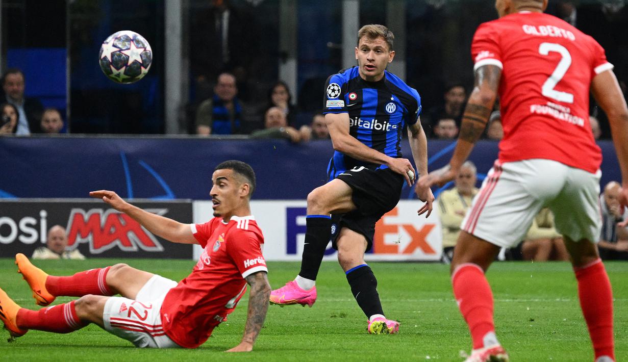 Gelandang Inter Milan, Nicolo Barella (tengah) mencetak gol ke gawang Benfica pada laga leg kedua perempatfinal Liga Champions 2022/2023 di San Siro Stadium, Milan (19/4/2023). Nicolo Barella tercatat telah mencetak 3 gol dari total 11 laga bagi Inter Milan hingga babak semifinal. Gol terakhirnya dicetak saat Inter Milan bermain imbang 3-3 dengan Benfica pada leg kedua perempatfinal, 19 April 2023. (AFP/Vincenzo Pinto)