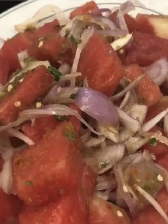 8 Potret Nyeleneh Orang Masak Buah, Ada Rambutan Goreng