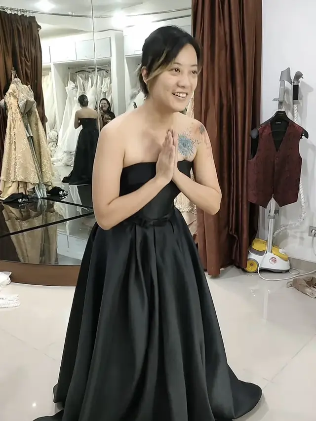 Leony Trio Kwek Kwek kenakan gaun hitam, credit: @luvewedding