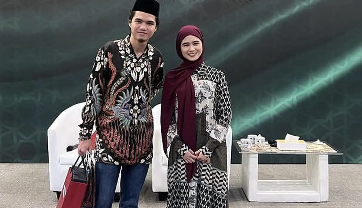 Tissa Biani tampil dengan pashmina maroon yang dipadukan dengan gamis bermotif warna putih kehijauan. Sedangkan Dul tampil dengan kemeja panjang batiknya. [@tissabiani]