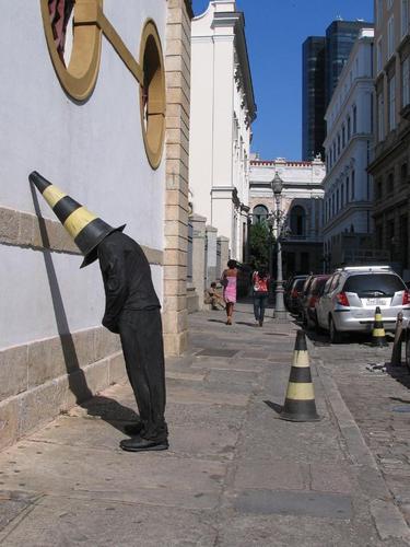 7 Manekin Tak Biasa Ini Bikin Pengguna Jalan Kebingungan