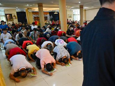 Umat berdoa di Wihara Buddha Sakyamuni, Banda Aceh pada 12 Mei 2025. (CHAIDEER MAHYUDDIN/AFP)