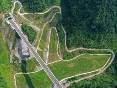 Foto dari menunjukkan jembatan yang ada di jalur kereta antarkota Anshun-Liupanshui di Provinsi Guizhou, China, Senin (6/7/2020). Jalur yang dapat dilalui kereta dengan kecepatan 250 kilometer per jam ini sedang dipersiapkan untuk dibuka. (Xinhua/Liu Xu)