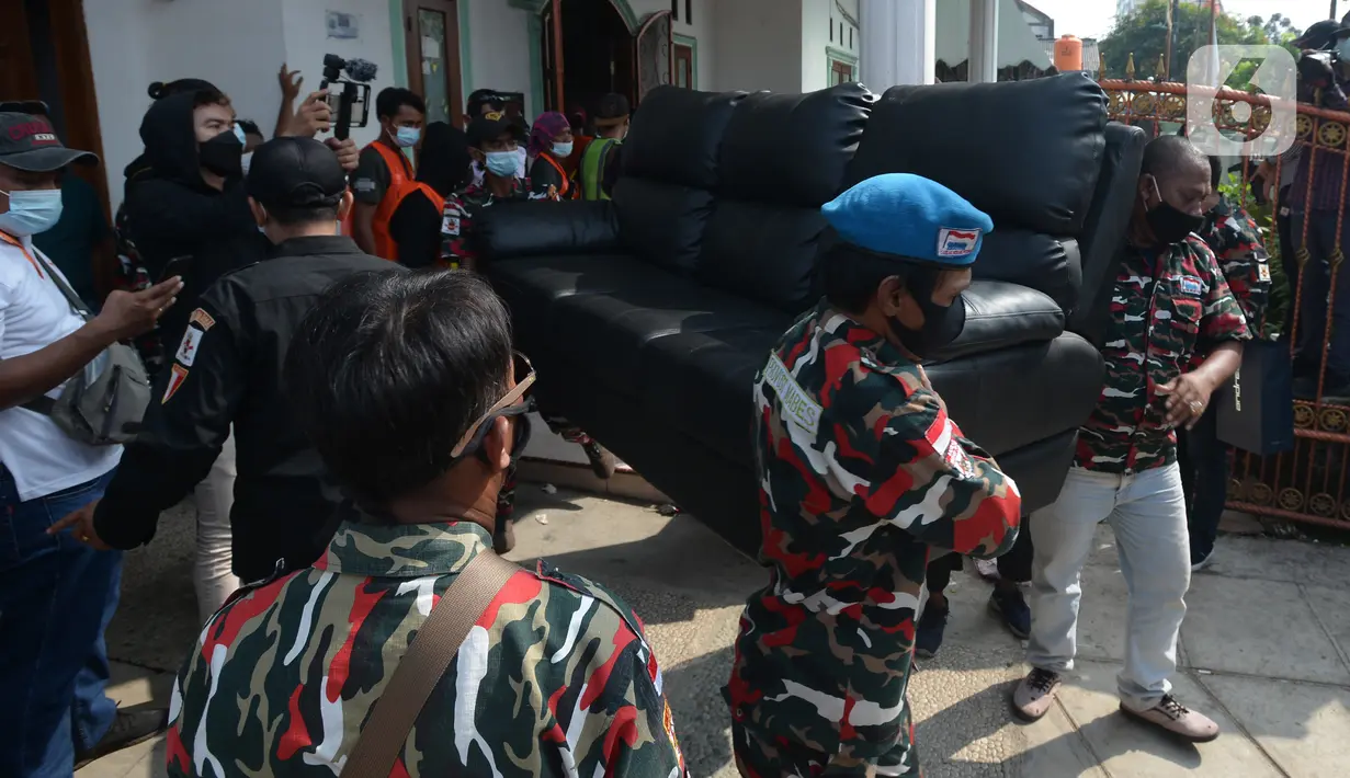 Petugas gabungan melakukan eksekusi lahan rumah warga Kelurahan Pulogebang RT 20 RW 06 (dahulu RT 08/RW 06) di Jakarta, Selasa (8/6/2021). Eksekusi lahan tersebut berakhir ricuh. (merdeka.com/Imam Buhori)