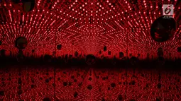 Karya Yayoi Kusama saat dipamerkan di Museum Macan, Jakarta, Senin (7/5). Pameran ini menampilkan lebih dari 130 Yayoi Kusama. (Liputan6.com/Gempur M Surya)