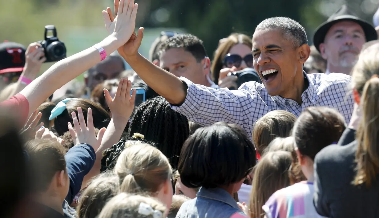 Perayaan Paskah Egg Roll di Gedung Putih berlangsung meriah,  Washington DC, Senin (6/4/2015). Tampak Obama disambut dengan penuh sukacita oleh warga Amerika. (Reuters/ Jonathan Ernst)