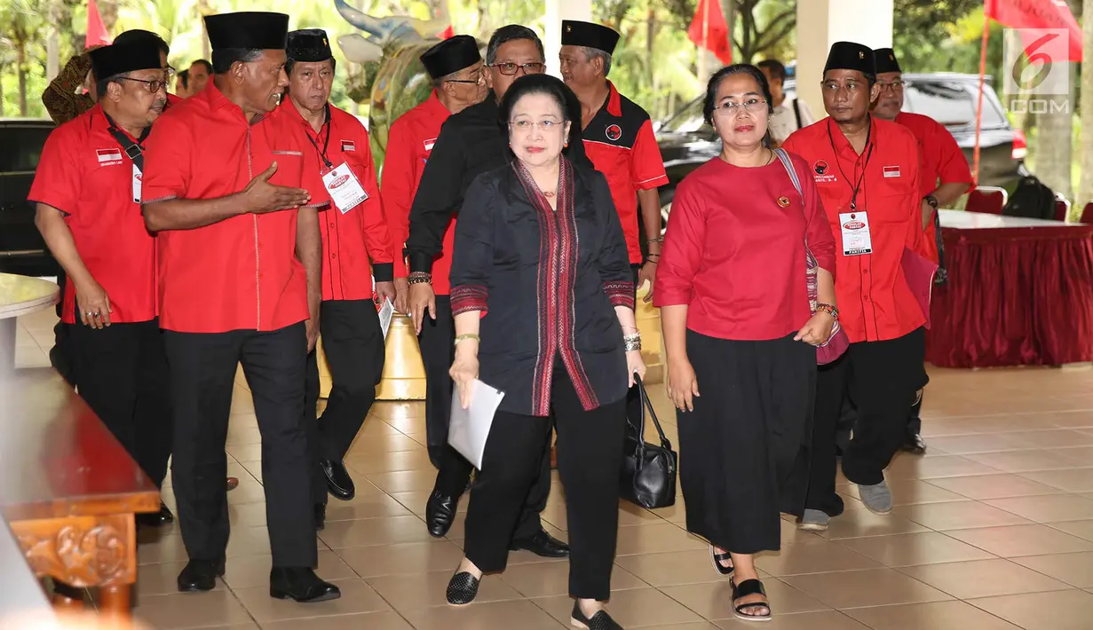Ketum PDIP, Megawati Soekarnoputri saat tiba untuk menghadiri kuliah umum Sekolah Partai Calon Kepala Daerah dan Wakil Kepala Daerah PDI Perjuangan di Depok, Jawa Barat, Selasa (12/12). (Liputan6.com/Immanuel Antonius)