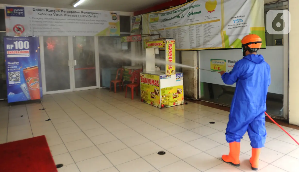 Petugas pemadam kebakaran (Damkar) UPT Cinere menyemprotkan cairan disinfektan di Pasar Segar yang ditutup, Cinere, Depok, Rabu (30/9/2020). Penyemprotan itu untuk mengantisipasi penyebaran COVID-19 di area pasar setelah seorang pengunjung tiba-tiba meninggal dunia. (merdeka.com/Arie Basuki)