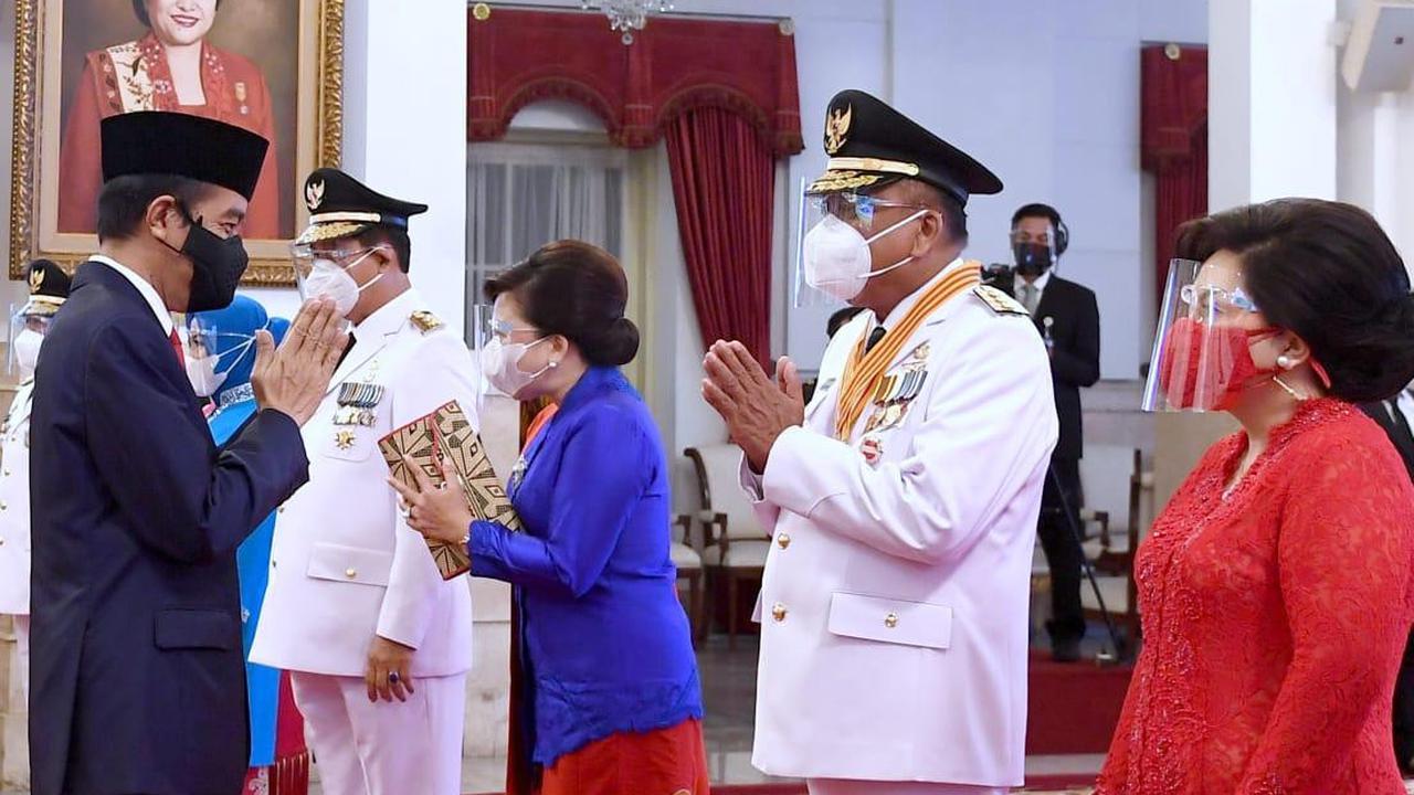 Presiden Jokowi resmi melantik gubernur dan wakil gubernur Sulawesi Utara (Sulut) masa jabatan 2021-2024, Olly Dondokambey-Steven Kandouw. (Setpres/Biro Pers))