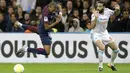 Pemain PSG, Kylian Mbappe (kiri) melompat saat diadang pemain Marseille, Adil Rami pada lanjutan Ligue 1 di  Velodrome Stadium, Marseille, (22/10/2017). PSG bermain imbang 2-2 melawan Marseille. (AP/Claude Paris)