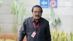 Mantan Gubernur Jawa Timur Soekarwo tiba di Gedung KPK, Jakarta, Rabu (28/8/2019). Pria yang akrab disapa Pakde Karwo itu mengaku tahu maksud pemanggilannya tersebut. (merdeka.com/Dwi Narwoko)