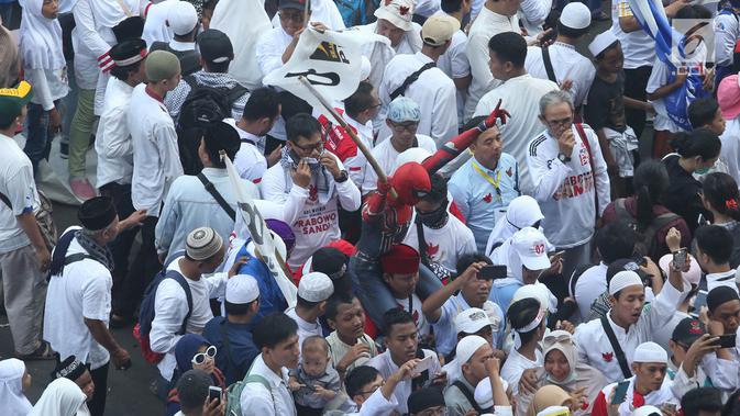 Seorang pendukung pasangan capres dan cawapres nomor urut 02, Prabowo Subianto dan Sandiaga Uno mengenakan kostum superhero saat mengikuti kampanye akbar di Stadion Gelora Bung Karno, Jakarta, Minggu (7/4/2019). (Liputan6.com/Herman Zakharia)