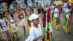 Egrang yang dihias warna-warni menyemarakkan pemecahan rekor dunia egrang yang termasuk dalam rangkaian penyelenggaraan TAFISA World Games 2016 di Kemayoran, Jakarta, Sabtu (8/10). Pemecahan rekor dunia ini diikuti 2.016 anak. (Liputan6.com/Faizal Fanani)