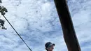 Kim Sae Jong pun saat bermain ayunan di tepi pantai. Cewek 26 tahun ini tampil begitu cantik dengan busana hitam dan topi sambil tersenyum mengarah ke kamera.  (Instagram/clean_0828)