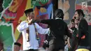 Warga menari saat Lebaran Betawi di Monas, Jakarta, Minggu (21/7/2019). Untuk pertama kalinya Lebaran Betawi digelar di Monas yang diisi oleh beragam seni dan budaya masyarakat Betawi dalam rangka memeriahkan HUT DKI Jakarta. (merdeka.com/Iqbal S. Nugroho)