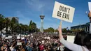 Karyawan Google melakukan protes terkait pelecehan seksual yang terjadi di perusahaannya di Harry Bridges Plaza, San Francisco, AS, Kamis (1/11). CEO Google Sundar Pichai mengatakan akan segera mengatasi hal ini. (AP Photo/Eric Risberg)