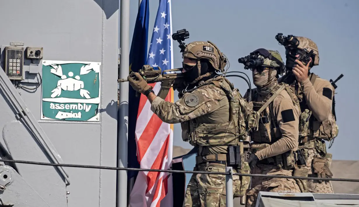 Pasukan khusus Angkatan Laut Siprus dan US Navy SEAL mengambil bagian dalam latihan penyelamatan bersama Amerika Serikat-Siprus di Pelabuhan Limassol, Siprus, Jumat (10/9/2021). (IAKOVOS HATZISTAVROU/AFP)
