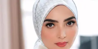 Ashanty tampil memukau dalam balutan tunik dan hijab yang elegan, dilengkapi dengan sentuhan aksesori mewah. [@ashanty_ash].