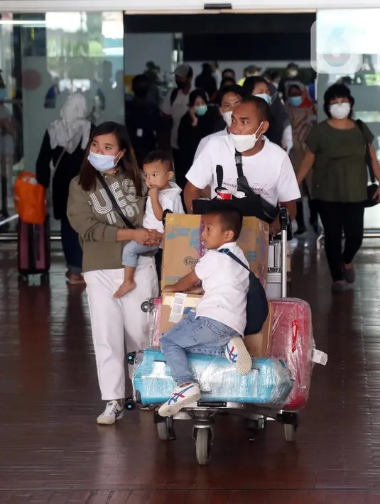 Sejumlah penumpang pesawat berjalan keluar dari Terminal 2 Bandara Soekarno Hatta, Tangerang, Banten, Selasa (18/5/2021). Berdasarkan data pengelola Bandara Soekarno Hatta pada hari pertama ascalarangan mudik, tercatat ada 76.942 pergerakan penumpang. (Liputan6.com/Angga Yuniar)