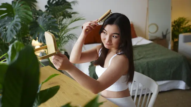 Tips Perawatan Rambut yang Bisa Dicoba Saat Mager ke Salon - Cover