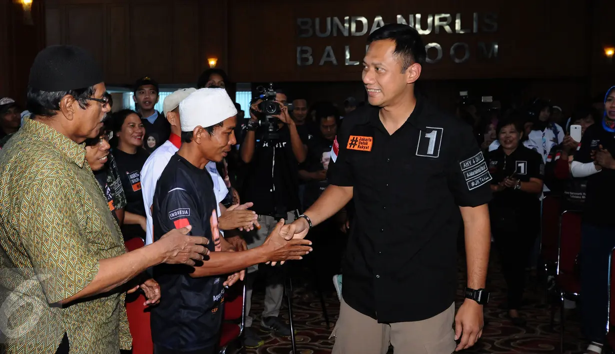 : Cagub DKI Jakarta, AgusHarimurtiYudhoyono (AHY-kanan) menyalamipendukungnyajelangbertemukoalisitujuhpartai non parlemen di Jakarta, Sabtu (28/1). Selainbertatapmuka, AHY jugamemaparkanvisimisinya. (Liputan6.com/HelmiFithriansyah)