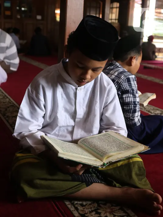 Seorang santri mengaji menggunakan Alquran di pondok pesantren kawasan Tangerang, Senin, (26/4/2021). Bulan Ramdhan banyak dimanfaatkan para santri tersebut untuk mematangkan hafalan Alquran hingga khatam. (Liputan6.com/Angga Yuniar)