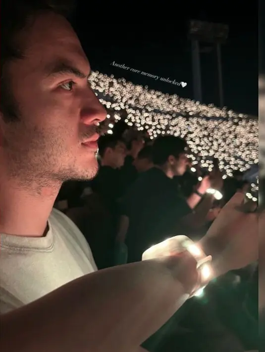 Rizky Nazar mengenakan kaos warna putih dan celana denimnya. [@syifahadju]