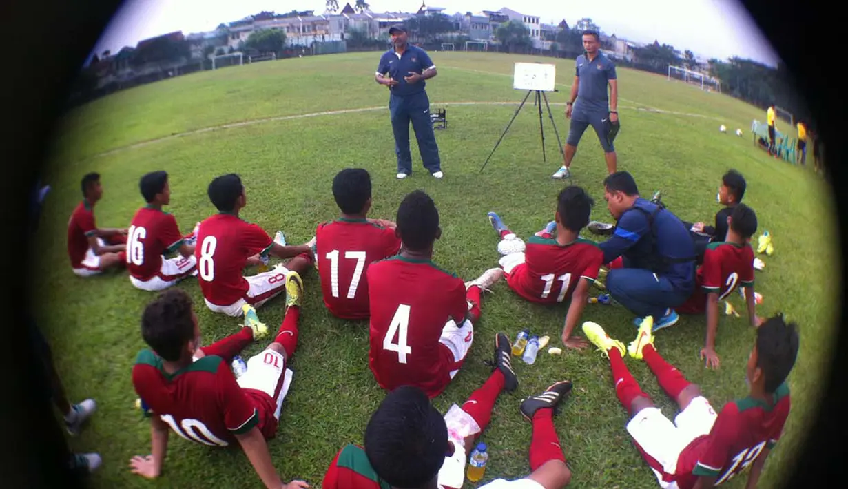 Pelatih Timnas Indonesia U16, Fachry Husaini (kiri) bersama asisten pelatih, Yeyen Tumena sedang memberikan instruksi saat ujicoba melawan Jepang U16 