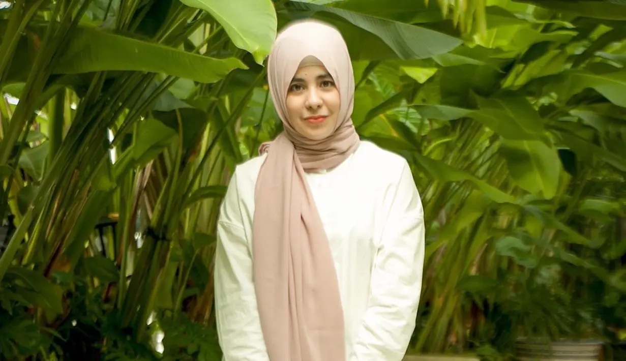 Dikenal dengan penampilannya yang syar’i dengan gamis lebar dan jilbab panjang, penampilan Risty Tagor pernah jadi sorotan ketika memakai celana. Netizen pun ramai menyebut jika penampilan mantan istri Rifky Balweel ini sudah tidak terlalu tertutup seperti dulu. Meski ada yang mengomentari, namun tak sedikit juga yang memuji penampilannya saat pakai celana dan pashmina ini disebut bak ABG. (Liputan6.com/IG/@ristytagor)