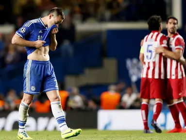 Kapten tim Chelsea, John Terry (kiri) tertunduk usai dikalahkan Atletico Madrid 1-3 di laga kedua semifinal Liga Champions di Stamford Bridge, London (1/5/2014). (REUTERS/Stefan Wermuth)
