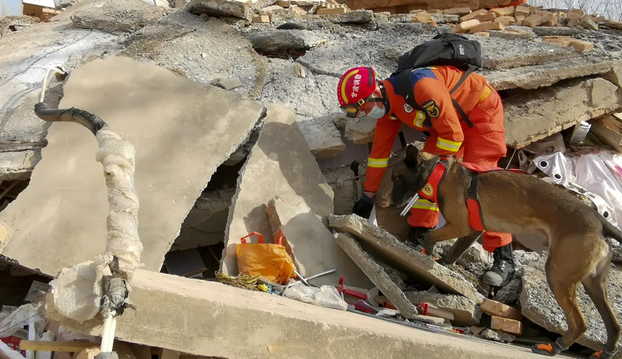Hingga hari ini, petugas penyelamat masih mencari dan menyelamatkan para korban yang tertimbun reruntuhan bangunan. (Zhang Ling/Xinhua via AP)