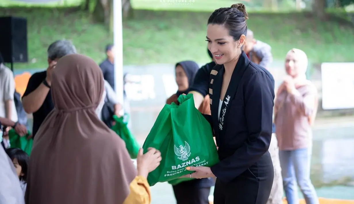 Bersama dengan BAZNAS Jawa Barat, istri Ardi Bakrie ini terlihat membagikan beberapa paket bantuan kepada masyarakat. Ia juga mengunggah kegiatan tersebut dalam akun Instagram pribadinya. (Liputan6.com/IG/@ramadhaniabakrie)