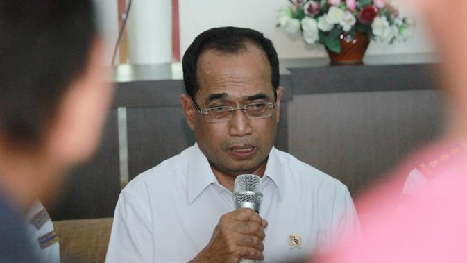 Menteri Perhubungan Budi karya Sumadi memberi keterangan pers kasus kandasnya KM Lestari Maju (Liputan6.com/Eka Hakim)