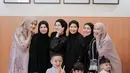 Dalam kesempatan tersebut, Irish Bella tampil anggun dalam balutan gamis hitam berpotongan A-line yang memberi ilusi ramping.  [@_irishbella_].