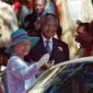 Dalam file foto ini diambil pada 21 Maret 1995 Ratu Inggris Elizabeth II dan Presiden Afrika Selatan Nelson Mandela (kanan) meninggalkan Katedral St George setelah menghadiri kebaktian untuk memperingati Hari Hak Asasi Manusia. (AFP/MARTIN KEENE)