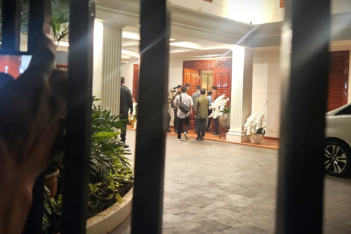 Calon Wakil Presiden (Cawapres) nomor urut 02, Gibran Rakabuming Raka menemui Calon Presiden (Capres) Prabowo Subianto.
