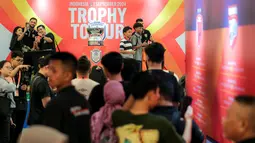 Sejumlah pengunjung memdati sesi meet and greet pemain Borneo FC, Stefano Lilipaly dan Diego Michiels dalam acara Trophy Tour ASEAN Club Championship Shopee Cup 2024 di LOTTE Shopping Avenue, Event Atrium, Jakarta Selatan pada Sabtu (07/09/2024). (Bola.com/Bagaskara Lazuardi)