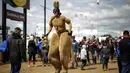 Seorang pria berkostum kangguru saat menghadiri festival Deni Ute Muster di Deniliquin, New South Wales, Australia (30/9). (REUTERS/Jason Reed)