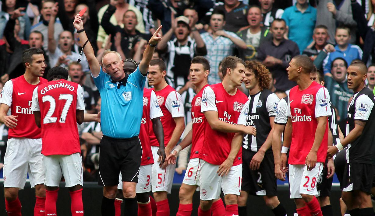 Mantan penyerang Arsenal, Gervinho juga pernah mengalami nasib pahit seperti Joao Felix. Ia melakukan debut saat The Gunners melawan Newcastle di Liga Inggris musim 2011/2012. Gervinho diganjar kartu merah oleh wasit setelah menampar gelandang kontroversial Joey Barton pada menit ke-76. Sebelumnya, pemain berkebangsaan Pantai Gading itu direkrut Arsenal karena performa gemilangnya bersama Lille. Ia sukses memenangkan Ligue 1 dan Coupe de France pada musim 2010/2011. (AFP/Iain Buist)
